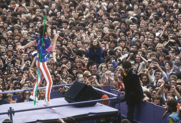 Mick Jagger 1982-ben felfelé ugrál a színpadon, fáradhatatlan, dinamikus