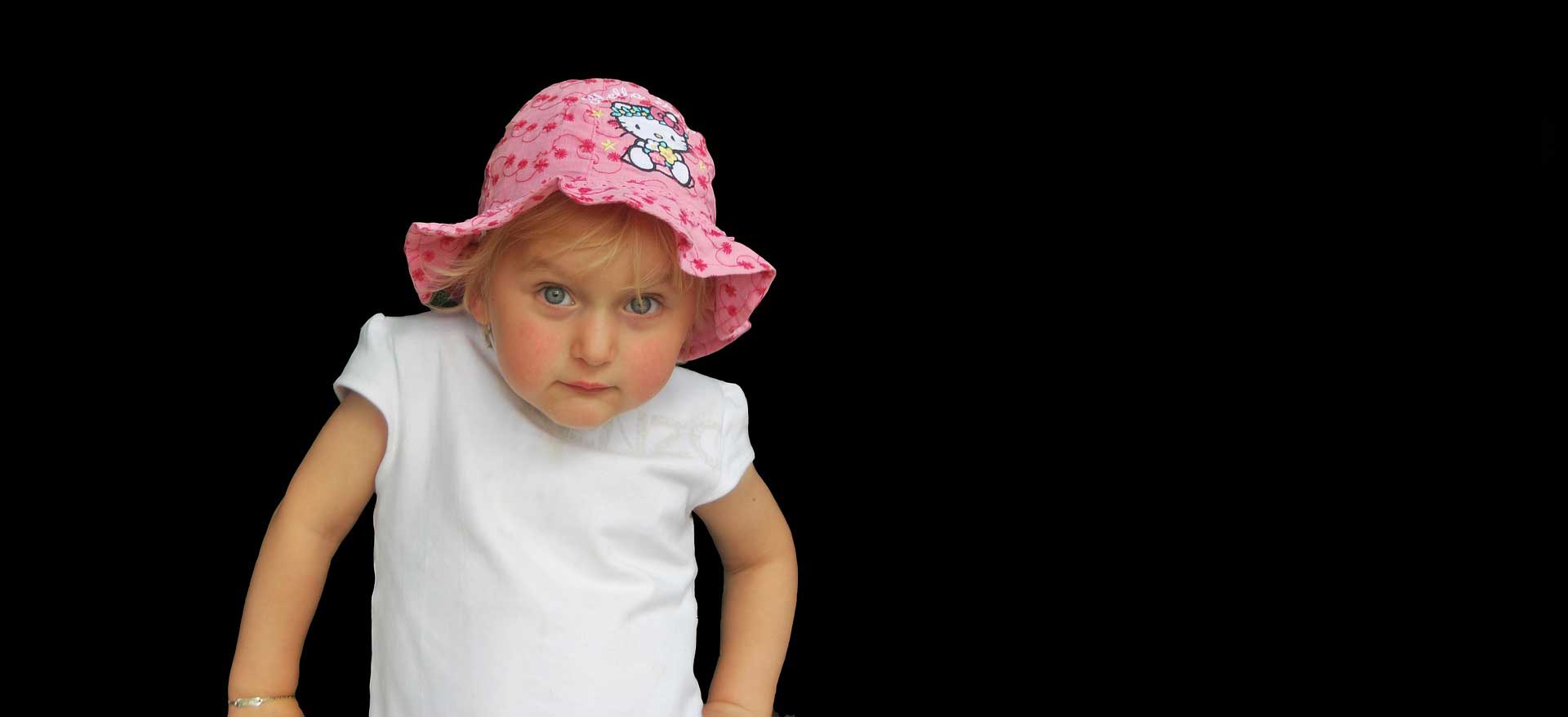 Határozott kislány kalapban