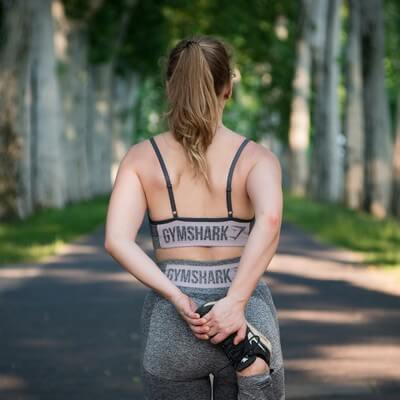 Sportoló nyújtás közben könyökfájdalommal Sportoló nyújtás közben könyökfájdalommal