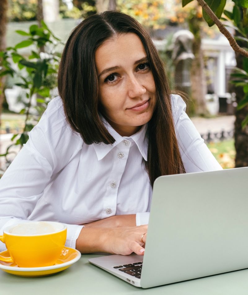 Nő ül a laptop előtt munka után