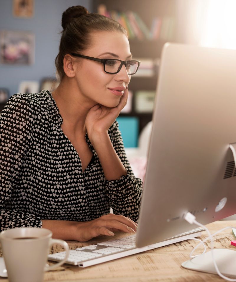 Számítógép előtt dolgozó nő